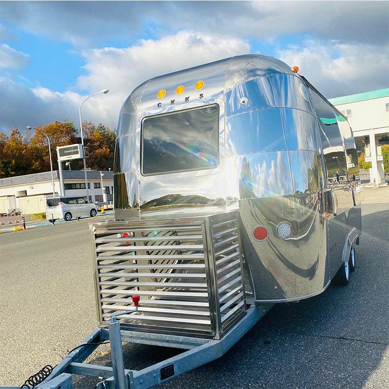 キッチントレーラー いいお天気ですね♪ 本日キッチントレーラー、オープンしています